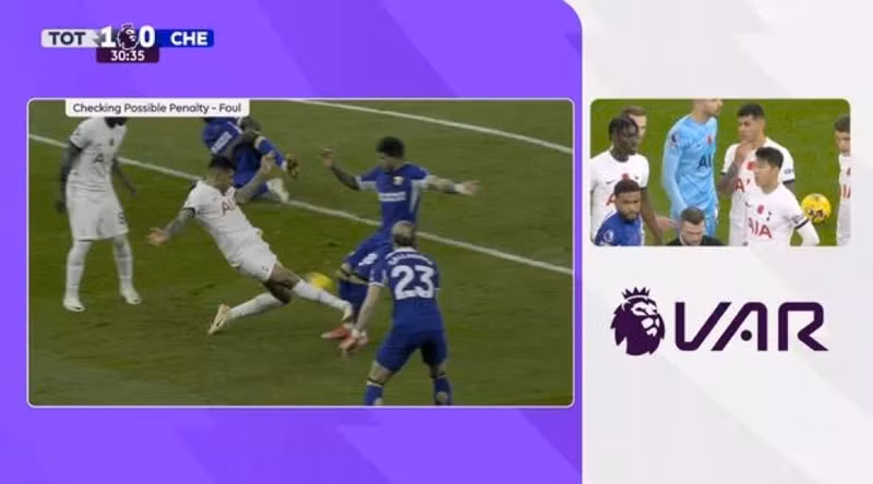 VAR chiếu chậm cận cảnh pha phạm lỗi của Romero khiến anh phải nhận thẻ đỏ. Chelsea thắng Tottenham trong trận đấu ‘điên rồ’ nhất lịch sử