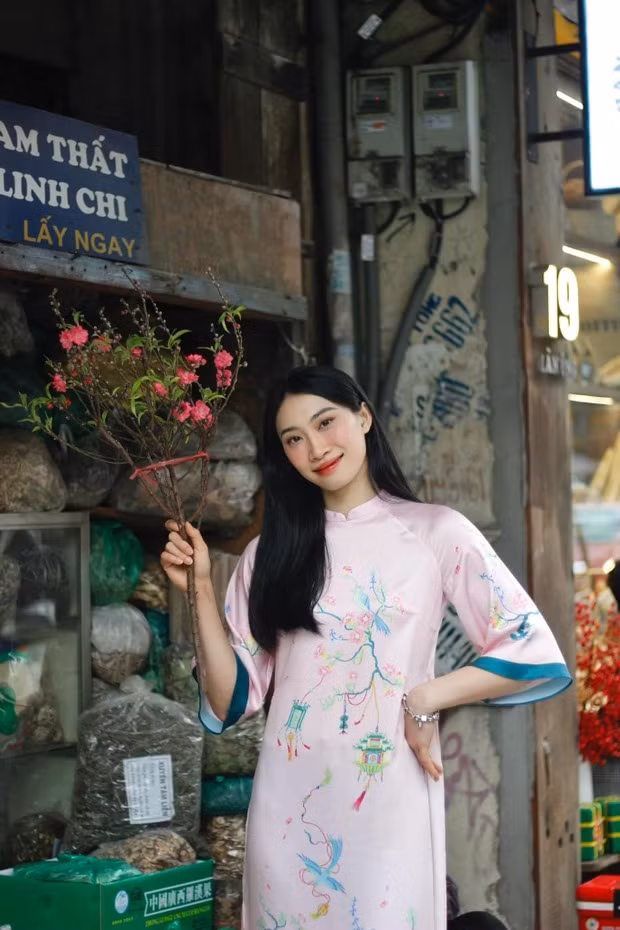 Cô nàng khoe sắc dưới phố ngập tràn không khí Tết. Dàn hoa khôi bóng chuyền Việt Nam xinh lung linh đón Tết
