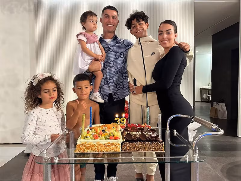Ronaldo đón sinh nhật 39 tuổi lãng mạn bên bạn gái xinh đẹp