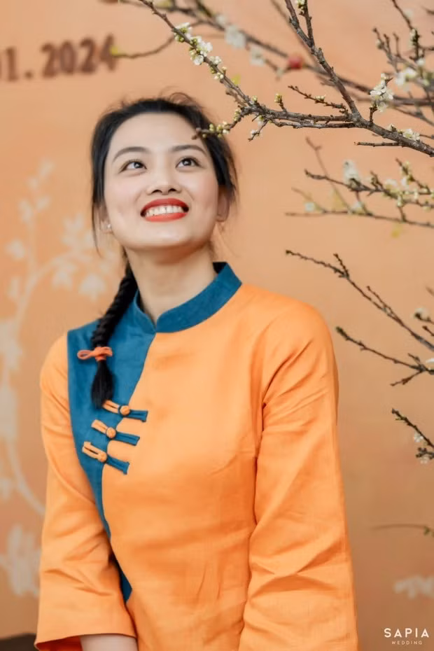 Thu Hoài tươi tắn diện áo dài vàng ngập sắc xuân và ước muốn năm mới thêm nhiều thành tựu mới. Dàn hoa khôi bóng chuyền Việt Nam xinh lung linh đón Tết