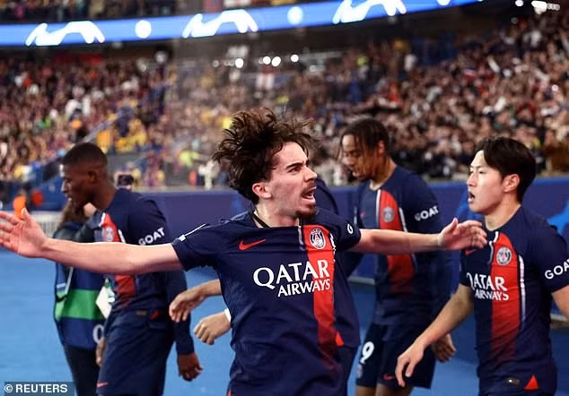 Chỉ 2 phút sau, Vitinha đưa đội bóng Paris lật ngược thế cờ vượt lên dẫn trước 2-1. Chùm ảnh: Barcelona thắng ly kỳ PSG ở tứ kết Champions League