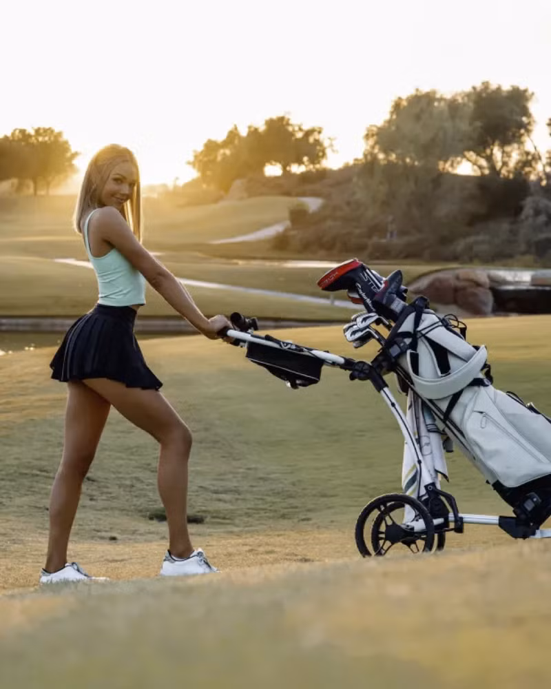 Tên tuổi của Hogle trong làng golf đang dần thay thế đàn chị nổi tiếng Paige Spiranac. ‘Thiên thần làng golf mới’ mang giày cao gót leo núi gây sốt mạng xã hội