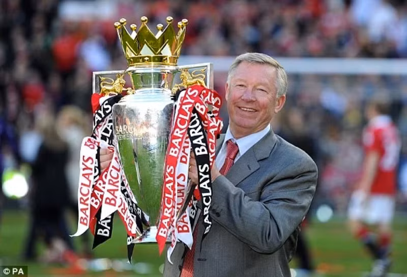 Vị trí thứ hai với tỷ lệ bình chọn đạt 50% thuộc về nhà cầm quân kỳ cựu Sir Alex Ferguson, người giúp Man Utd giành 13 danh hiệu Ngoại hạng Anh trong sự nghiệp. Top 5 HLV và 5 cầu thủ ảnh hưởng nhất Ngoại hạng Anh