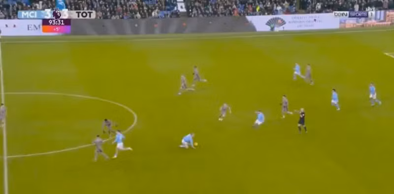 Trọng tài Simon Hooper ban đầu định cắt còi nhưng thấy Haaland đứng dậy nên cho Man City được hưởng phép lợi thế. Vì sao Haaland 'nổi điên' trong trận Man City hòa Tottenham?