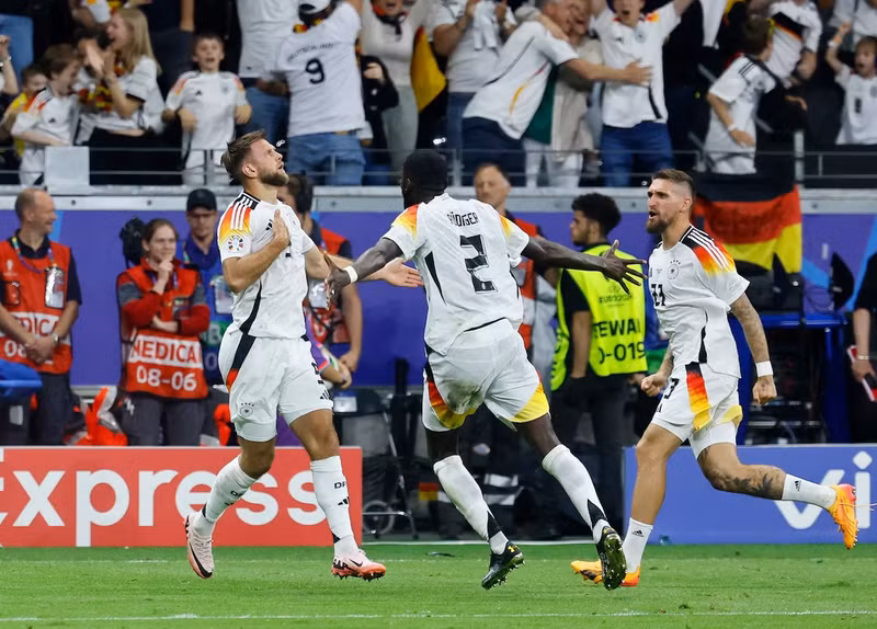 <strong> Đức:</strong> Ghi nhiều bàn thắng nhất (8) khi thắng Scotland 5-1, Hungary 2-0 và hoà Thụy Sĩ 1-1. Họ còn dẫn đầu về số pha dứt điểm (57), tỷ lệ giữ bóng (69,5%), số đường chuyền (2.037). 10 cái nhất ở vòng bảng EURO 2024