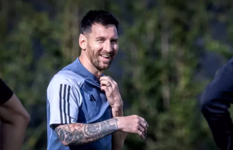 Lionel Messi xếp sau Ronaldo nhưng chỉ nhận con số ‘khiêm tốn’ 106,4 triệu bảng Anh. Ronaldo hưởng lương cao nhất bóng đá, bỏ xa Messi