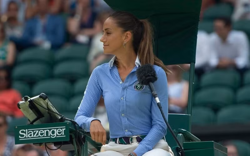 Trọng tài Marijana Veljovic phụ trách trận đấu Wimbledon từ vị trí tốt nhất trong nhà. Nhan sắc 'hút hồn' của nữ trọng tài tại Grand Slam