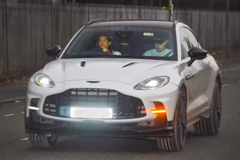 Chiếc Aston Martin Dbx mới cóng có giá khoảng 197.000 bảng Anh. Gralish được bạn gái xinh đẹp lái siêu xe đưa tới sân tập Man City