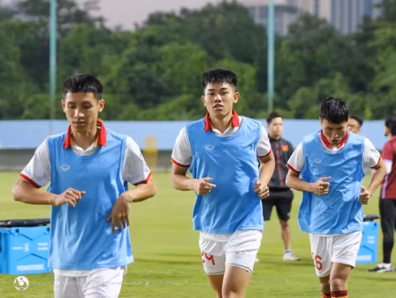 Đình Bắc tự tin sau khi ghi bàn thắng ấn định tỷ số 2-0 trước chủ nhà Philippines. Thầy trò HLV Troussier ‘khổ luyện’ trước trận đấu Iraq
