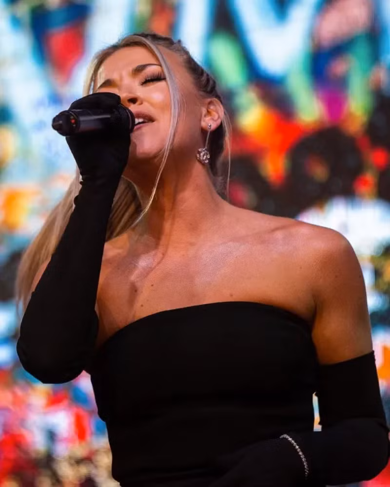 Hollie là ca sĩ kiêm nhạc sĩ. Con gái cựu danh thủ Alan Shearer khoe ảnh mới làm bao người xốn xang