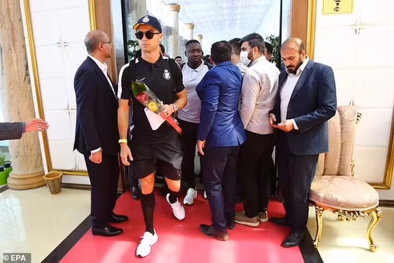 Chụp ảnh ôm fan nữ, Ronaldo đối diện án phạt không ngờ