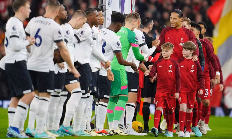 Liverpool thắng đậm, ‘cắt đuôi’ Man City và Arsenal ở Ngoại hạng Anh 