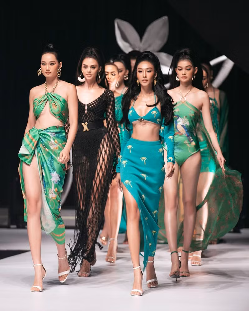 Dianka luôn đắt show diễn dù đã có con. Ngay cả các show thời trang về trang phục truyền thống cô nàng vẫn vinh dự được góp mặt. Vợ thủ môn Bùi Tiến Dũng hoá 'thiên thần'
