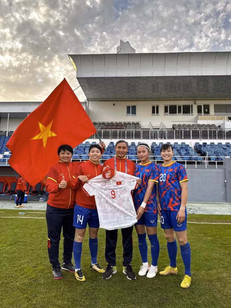 Kim Thanh và một số thành viên khác chụp hình với thầy Chung sau vòng loại Olympic 2024. Cầu thủ nữ Việt Nam bịn rịn chia tay HLV Mai Đức Chung