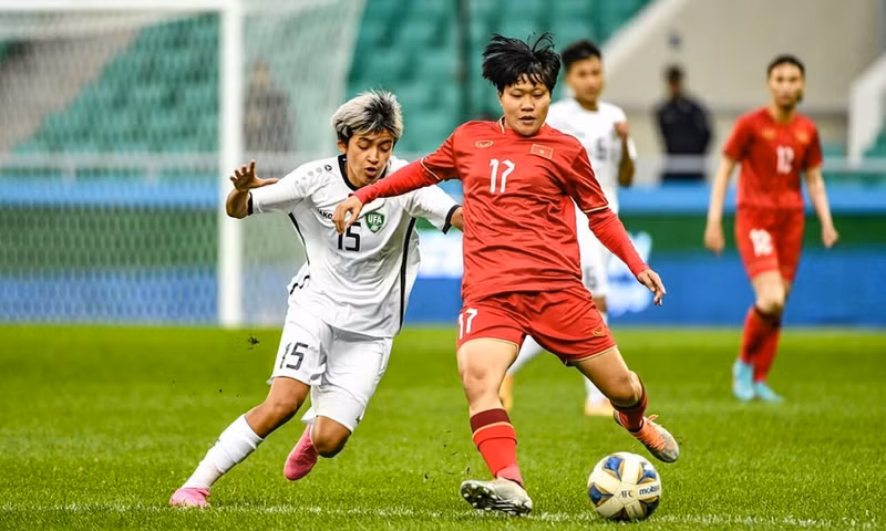 Giải đấu cuối cùng của nhà cầm quân người Hà Nội ở vòng loại Olympic 2024 vừa kết thúc trên đất Uzbekistan. Cầu thủ nữ Việt Nam bịn rịn chia tay HLV Mai Đức Chung