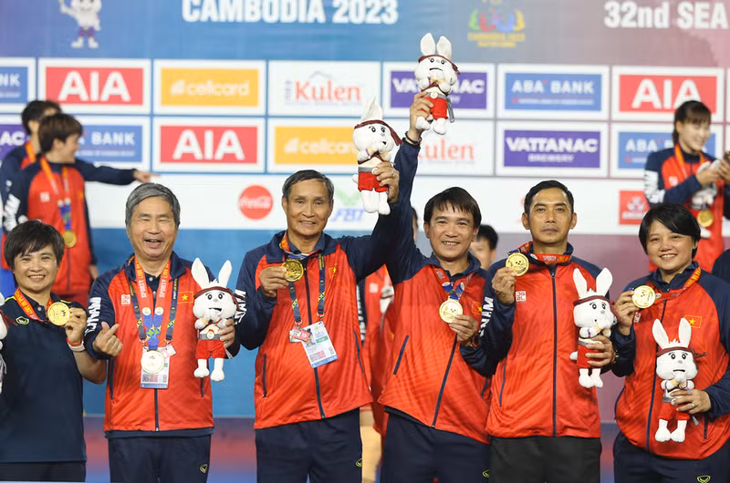 Dưới thời ông, tuyển Việt Nam giành 6 Huy chương Vàng SEA Games, vô địch AFF Cup 2019. Ở cấp cao hơn, Việt Nam lần đầu đứng thứ tư Asiad 2014 và dự World Cup 2023. Cầu thủ nữ Việt Nam bịn rịn chia tay HLV Mai Đức Chung