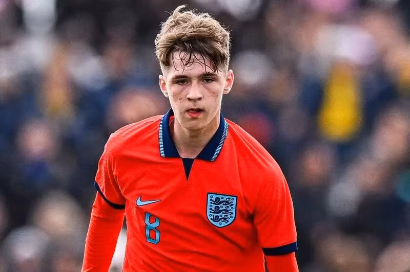 Hai tài năng trẻ sinh đôi vừa ký hợp đồng với Man United là ai?