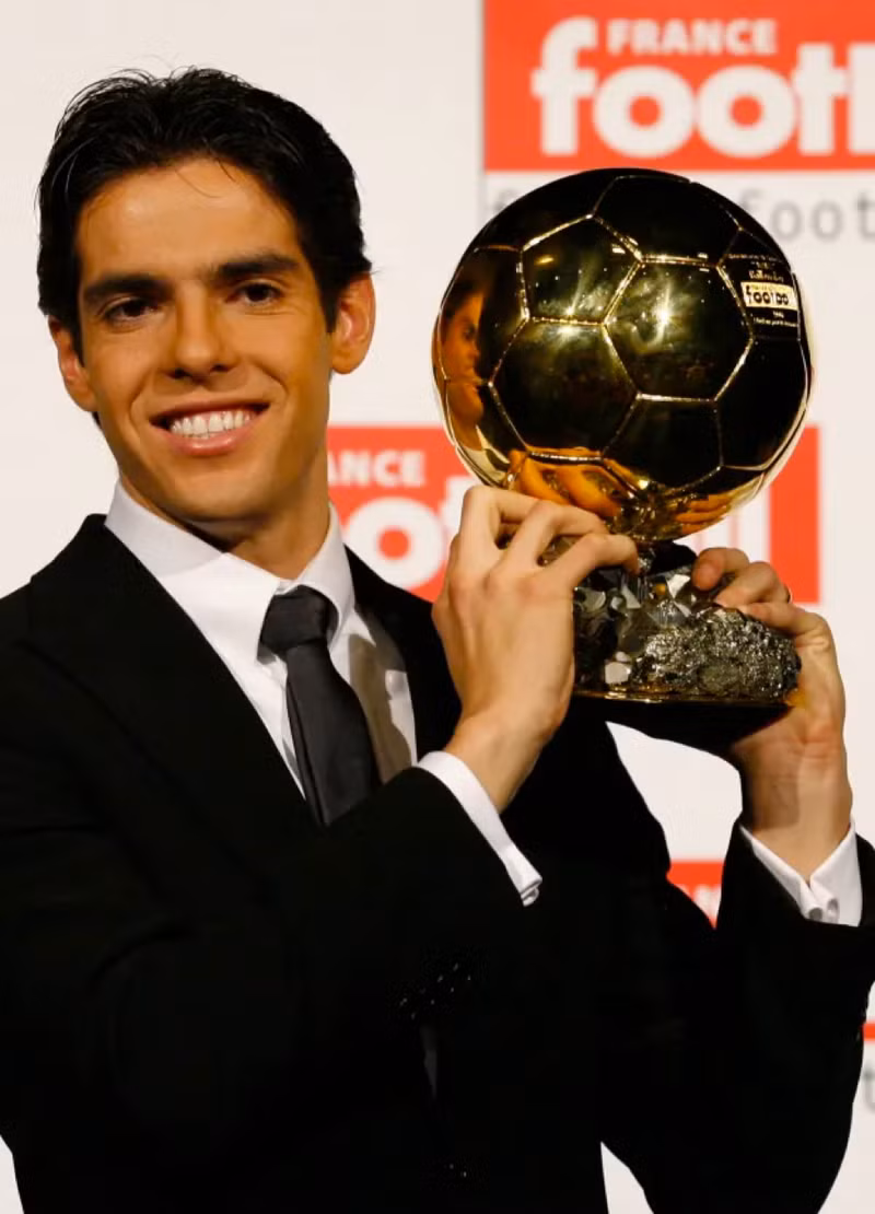 </strong> <strong> Kaka (Brazil):</strong> Từng giành Quả bóng Vàng năm 2007, đang sở hữu khối tài sản 74 triệu bảng Anh. Chủ nhân Quả bóng Vàng: Người giàu 'nứt đố đổ vách', người nợ nần chồng chất