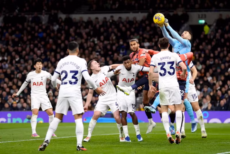 Tottenham Hotspur tiếp tục mạch chiến thắng khi hạ Everton 2-1. Kết quả vòng 18 Ngoại hạng Anh: Quá nhiều bất ngờ