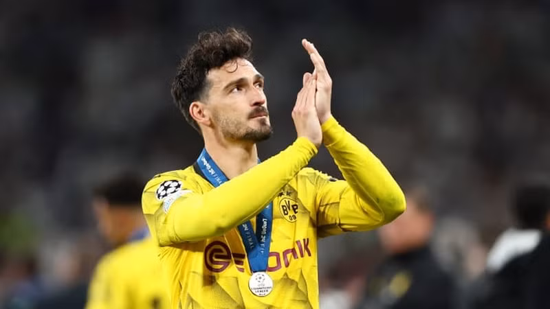 <strong> Hậu vệ Mats Hummels:</strong> Mặc dù 35 tuổi nhưng anh vẫn dẫn đầu giải đấu về số lần truy cản (69 lần), đánh chặn (25 lần) và tắc bóng (53 lần), qua đó giúp Dortmund vào chung kết. Real Madrid thống trị đội hình tiêu biểu Champions League