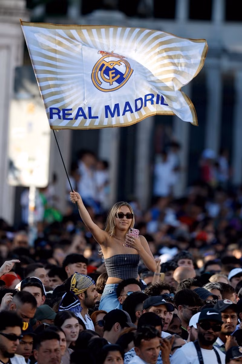 Hình ảnh một nữ cổ động viên Real Madrid nổi bật trong đám đông cuồng nhiệt. Cảnh tượng ngoạn mục mừng chức vô địch Champions League của Real Madrid