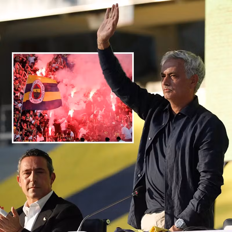 Cổ động viên Fenerbahce phấn khích với màn ra mắt của HLV Jose Mourinho. Hàng chục nghìn cổ động viên Fenerbahce đốt pháo sáng chào đón HLV Mourinho