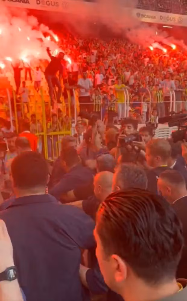 Cổ động viên đội bóng Thổ Nhĩ Kỳ tiếp đón HLV Jose Mourinho đầy cuồng nhiệt. Hàng chục nghìn cổ động viên Fenerbahce đốt pháo sáng chào đón HLV Mourinho