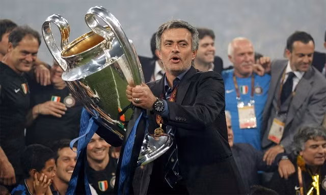 Mourinho đã giành 26 danh hiệu lớn tại Porto, Chelsea, Inter Milan, Real Madrid, Man Utd và Roma. Ông cũng giúp Tottenham vào chung kết Cup Liên đoàn Anh 2021 trước khi bị sa thải. Hàng chục nghìn cổ động viên Fenerbahce đốt pháo sáng chào đón HLV Mourinho