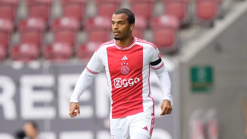 Hàng thủ trong đội hình tệ nhất tuần tại Champions League còn gọi tên Owen Wijndal. Thủ môn Andre Onana lọt top cầu thủ tệ nhất vòng 2 Champions League