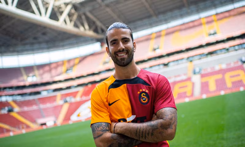 Hàng tiền vệ tệ nhất có sự góp mặt của Sergio Oliveira thuộc Galatasaray. Thủ môn Andre Onana lọt top cầu thủ tệ nhất vòng 2 Champions League