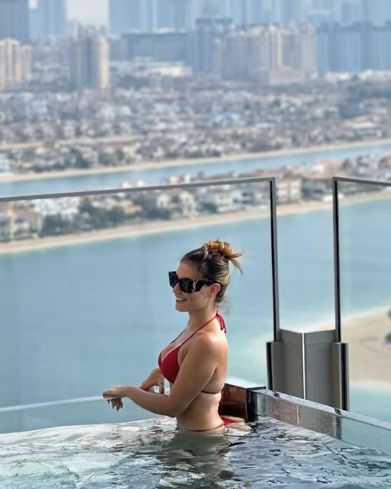 Anna Mariana tạo dáng trước phông nền lộng lẫy. Loạt sao Man Utd cùng các nàng WAGs 'khuynh đảo' Dubai