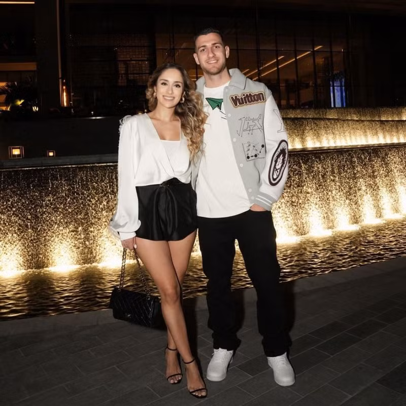 Diogo Dalot đưa bạn gái Claudia Pinto đi ngắm cảnh. Loạt sao Man Utd cùng các nàng WAGs 'khuynh đảo' Dubai