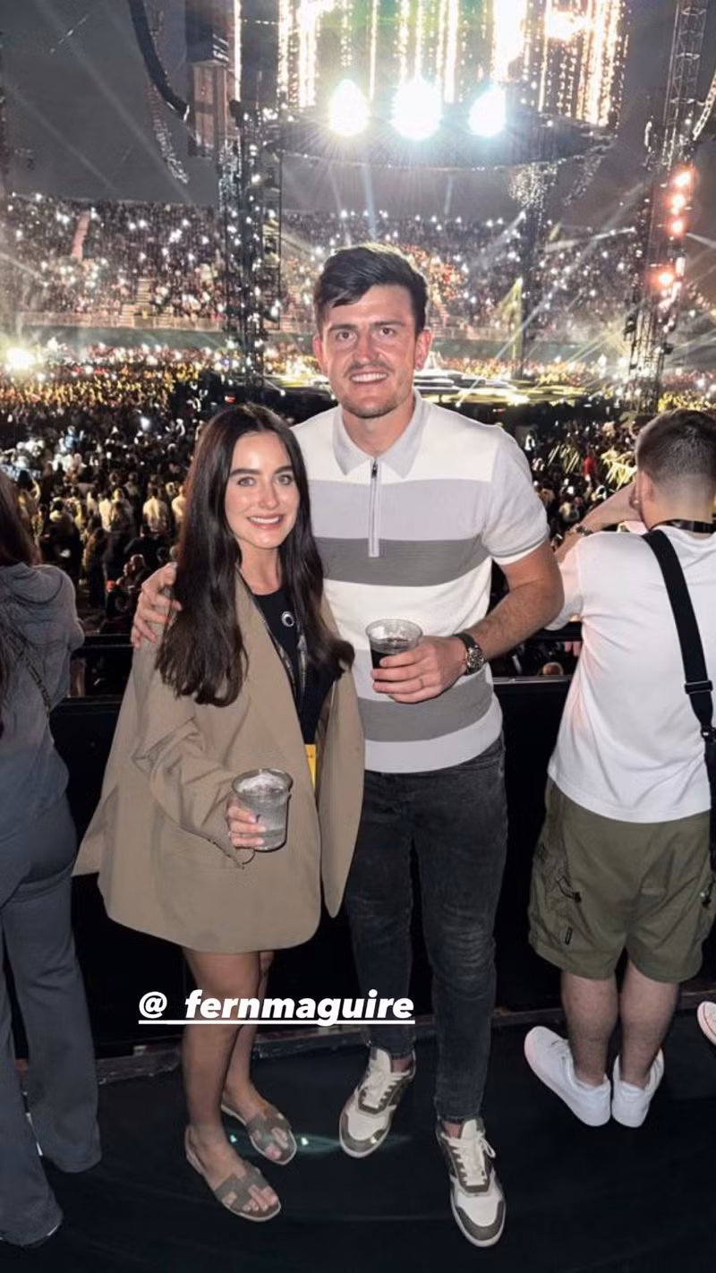 Trung vệ Man Utd cùng Fern ở Dubai. Loạt sao Man Utd cùng các nàng WAGs 'khuynh đảo' Dubai