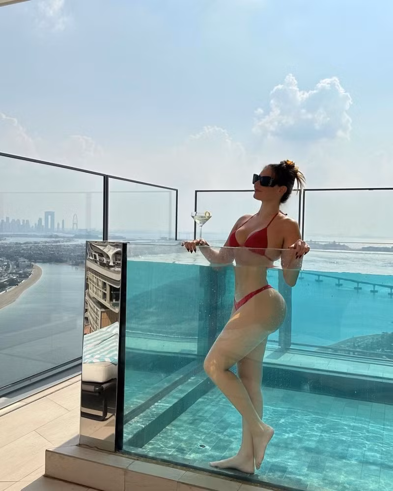 Anna Mariana Casemiro tạo dáng nóng bỏng bên hồ bơi. Loạt sao Man Utd cùng các nàng WAGs 'khuynh đảo' Dubai