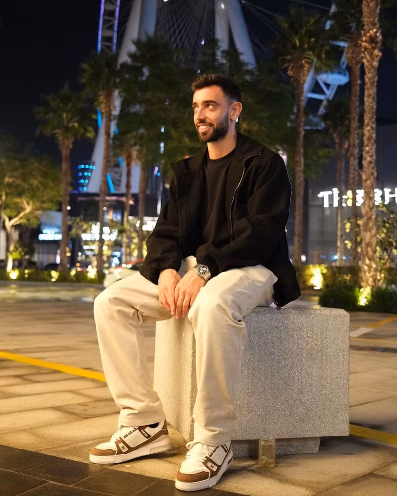 Tiền vệ Fernandes đang tận hưởng khoảng thời gian xa nhà và không ra sân thi đấu. Loạt sao Man Utd cùng các nàng WAGs 'khuynh đảo' Dubai