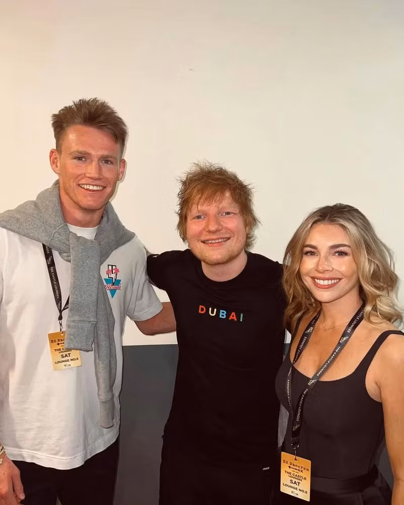 Scott McTominay và bạn gái Cam Reading chụp ảnh cùng Ed Sheeran. Loạt sao Man Utd cùng các nàng WAGs 'khuynh đảo' Dubai