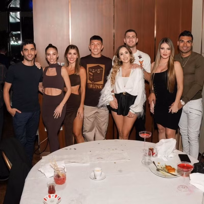 Lisandro Martinez, Diogo Dalot và Casemiro thưởng thức bữa tối cùng các nàng WAGs xinh đẹp của họ. Loạt sao Man Utd cùng các nàng WAGs 'khuynh đảo' Dubai