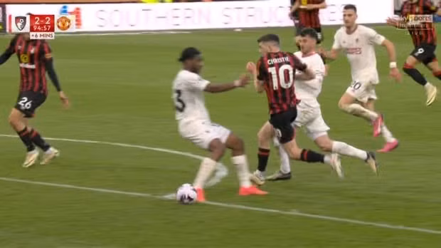 Chùm ảnh: Man Utd bị mỉa mai may mắn nhất Ngoại hạng Anh 