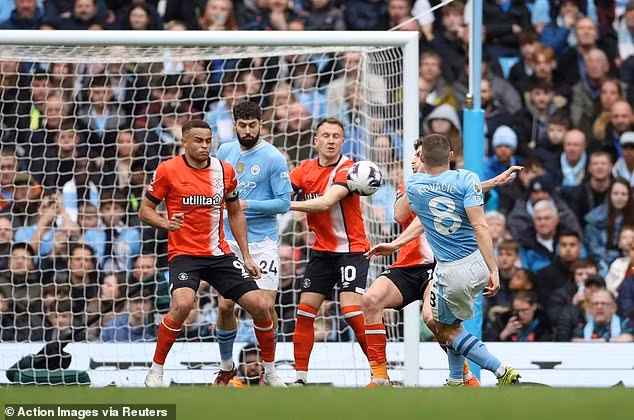 Mateo Kovacic nâng tỷ số lên 2-0 cho Man City bằng tuyệt phẩm ở phút 64. Chùm ảnh: Man City đè bẹp Luton, chiếm ngôi đầu Ngoại hạng Anh
