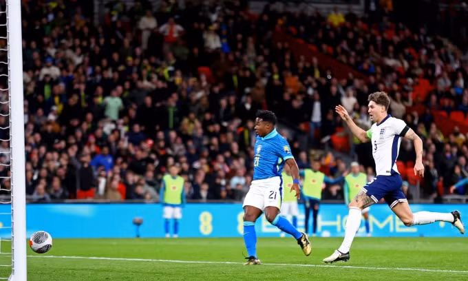 Endrick đệm bóng ghi bàn sau khi cú vẩy má của tiền đạo Vinicius bị thủ môn Jordan Pickford đẩy ra. Chùm ảnh: Hạ tuyển Anh, Brazil tạo nhiều kỷ lục