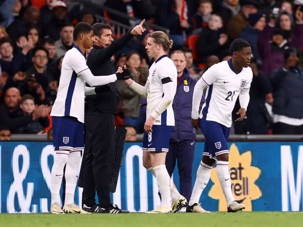 Thần đồng Kobbie Mainoo của Man Utd lần đầu được ra mẳt đội tuyển quốc gia Anh khi vào sân ở hiệp hai. Chùm ảnh: Hạ tuyển Anh, Brazil tạo nhiều kỷ lục