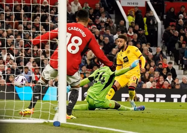 Jayden Bogle mở tỷ số cho Sheffield sau sai lầm tai hại của thủ thành Andre Onana ở phút 35. Chùm ảnh: Man Utd thắng nhọc nhằn đội cuối bảng Ngoại hạng Anh