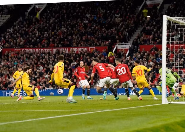 Ben Brereton Diaz lại đưa đội khách vươn dẫn trước 2-1 ở phút 50. Chùm ảnh: Man Utd thắng nhọc nhằn đội cuối bảng Ngoại hạng Anh
