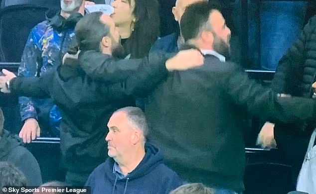 Chứng kiến Man City chiến thắng, nhiều cổ động viên Tottenham vui mừng vì họ không muốn kình địch Arsenal lên ngôi. Chùm ảnh: Son Heung-min ‘đá văng’ hy vọng vô địch của Arsenal