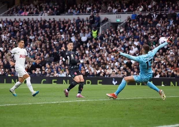 Phil Foden và các đồng đội cách chức vô địch Ngoại hạng Anh lần thứ 4 liên tiếp chỉ với 1 trận đấu. Chùm ảnh: Son Heung-min ‘đá văng’ hy vọng vô địch của Arsenal