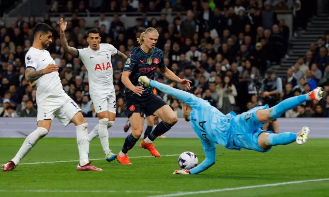 Trận thua khiến Tottenham chính thức không đủ điều kiện dự Champions League. Họ đang kém Aston Villa 5 điểm khi chỉ còn 1 trận. Chùm ảnh: Son Heung-min ‘đá văng’ hy vọng vô địch của Arsenal