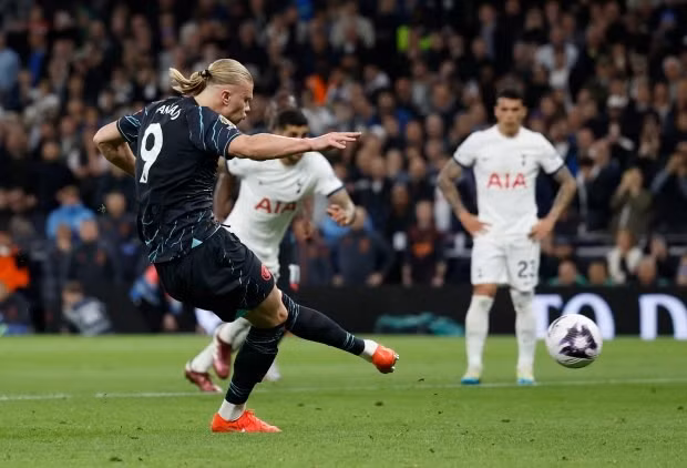 Tiền đạo Na Uy ấn định chiến thắng 2-0 trên chấm 11m ở phút 90+1. Chùm ảnh: Son Heung-min ‘đá văng’ hy vọng vô địch của Arsenal