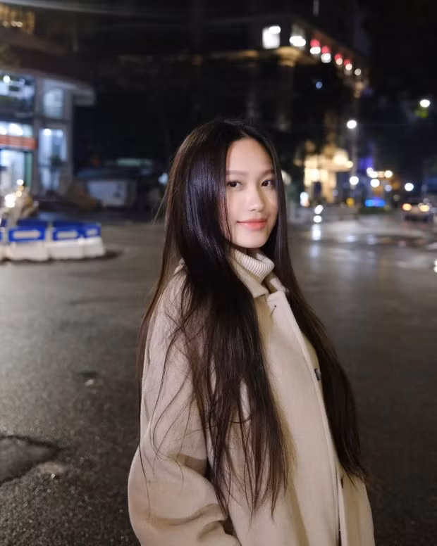 Doãn Hải My là vợ Đoàn Văn Hậu - dù đang nghi vấn mang bầu nhưng vóc dáng và nhan sắc vẫn vô cùng xinh đẹp. Khám phá gu thời trang mùa đông của các nàng WAGs Việt