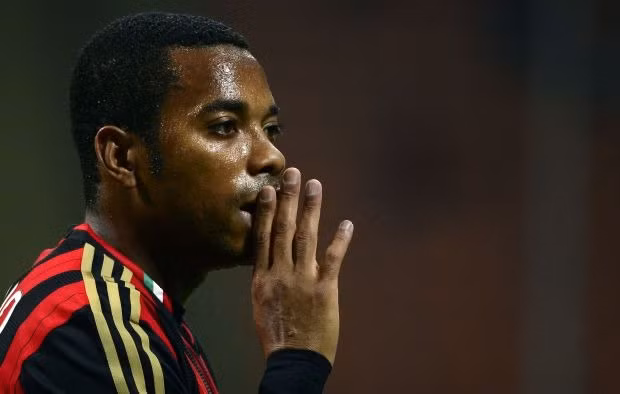 Cựu tuyển thủ Brazil bị buộc tội cưỡng hiếp tập thể khi đang chơi cho AC Milan năm 2013. Robinho lĩnh án 9 năm tù vì cưỡng hiếp tập thể