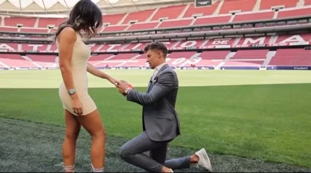 Hình ảnh tiền vệ Marcos Llorente quỳ xuống cầu hôn bạn gái siêu mẫu Paddy năm 2021. Vóc dáng cực phẩm của nàng WAG Atletico Madrid